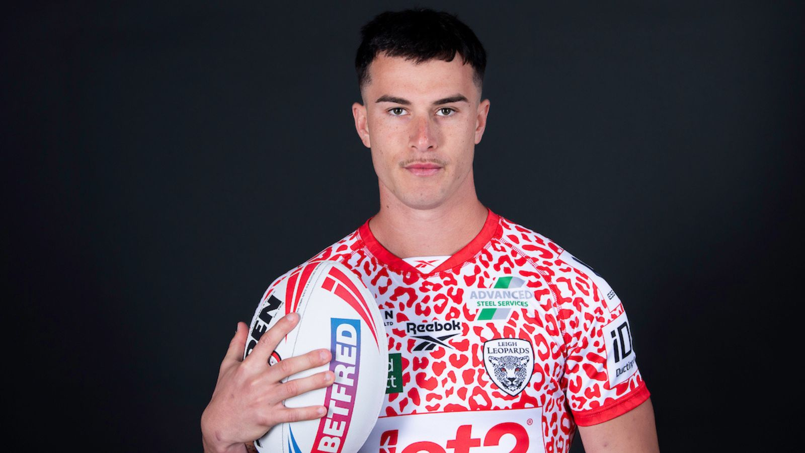 NRL入学を伴うLeigh Leopardsのオープナーに先立って外側の騒音にf然としたDavid Armstrong